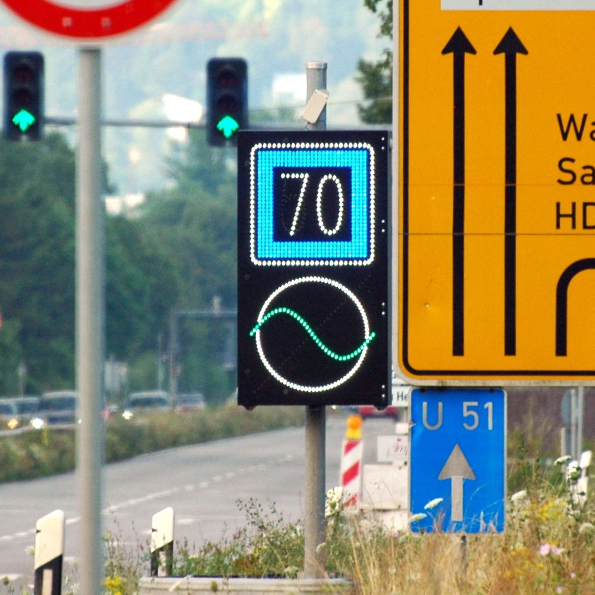 Новый дорожный знак в Германии: что означает зеленая волна в белом круге?