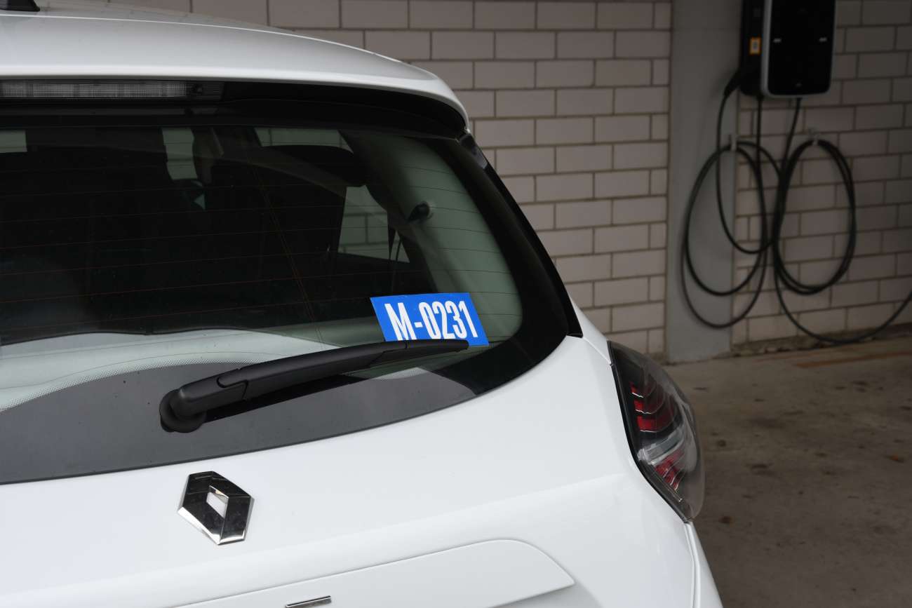 Синяя наклейка на машине. Когда это обязательно