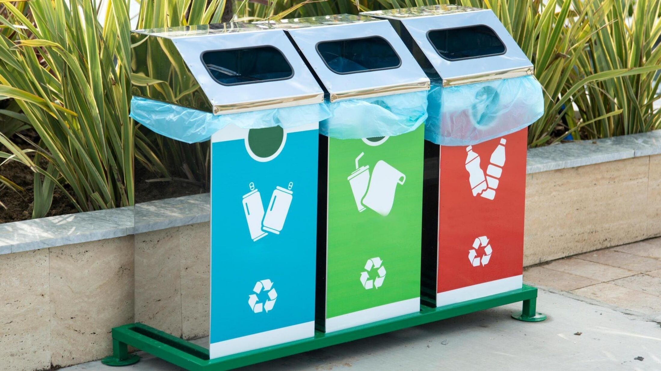 Выбрасывать мусор в чужую корзину, в Германии это строго запрещено